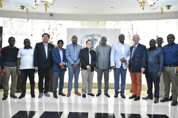 Welcomes the Minister of Mines and Minerals of Tanzania and the Tanzania-Thailand Chamber of Commerce