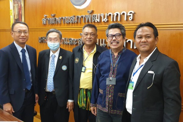 หามาตรการช่วยเหลือด้านการเงินจากภาครัฐ และธนาคาร รวมทั้งหาแนวทางสนับสนุนสินค้า “Made in Thailand” เป็นวาระแห่งชาติ