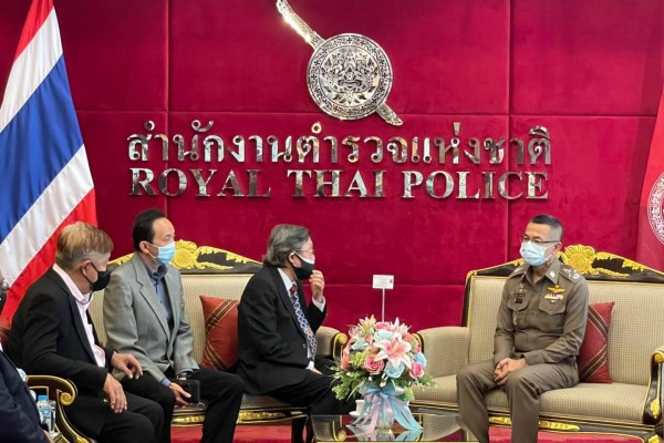 Meeting with the commissioner-general of the Royal Thai Police to asking for advice from entrepreneurs in the gems and jewelry industry.