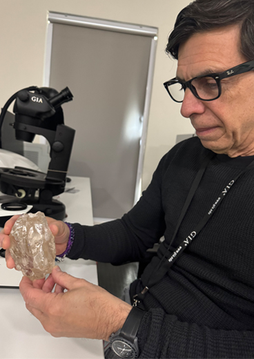 Tom Moses, GIA executive vice president and chief laboratory and research officer, examining the 2,488.32 carat Motswedi diamond at the GIA laboratory in Gaborone, Botswana, in July 2025. © GIA; photo by Wuyi Wang.